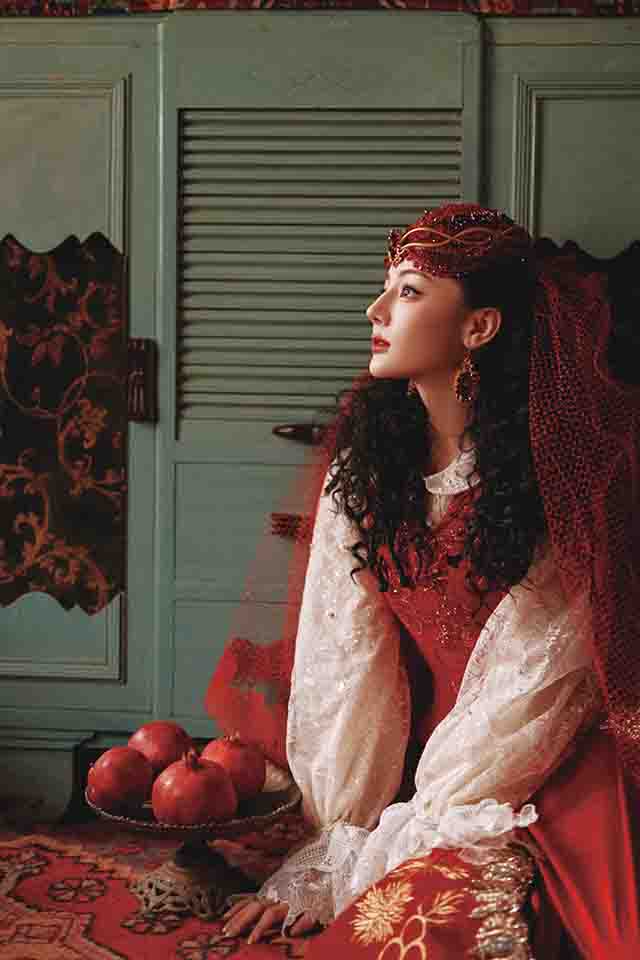 上一次看到迪丽热巴的民族装扮，还是在上一次。与穿顶奢高定的她比起来，又是另一番感