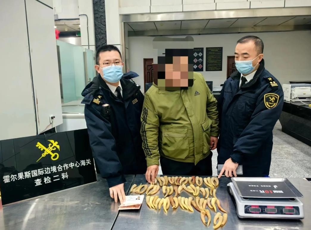 胆子太大了，乌鲁木齐海关下属的霍尔果斯国际边境海关，一名入境中国男子，匆匆忙忙地