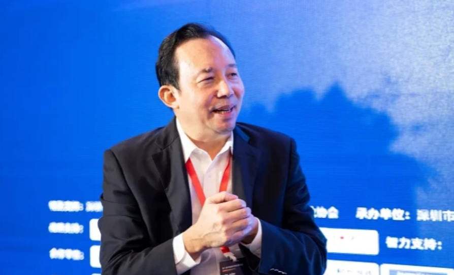 1993年，身为"包工头"的黄德满仅以3000元的价格接管了一家负债累累的宾馆，