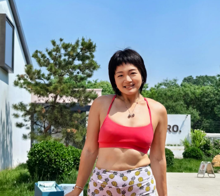 中年少女三大好 晒太阳 练cf 喝花茶