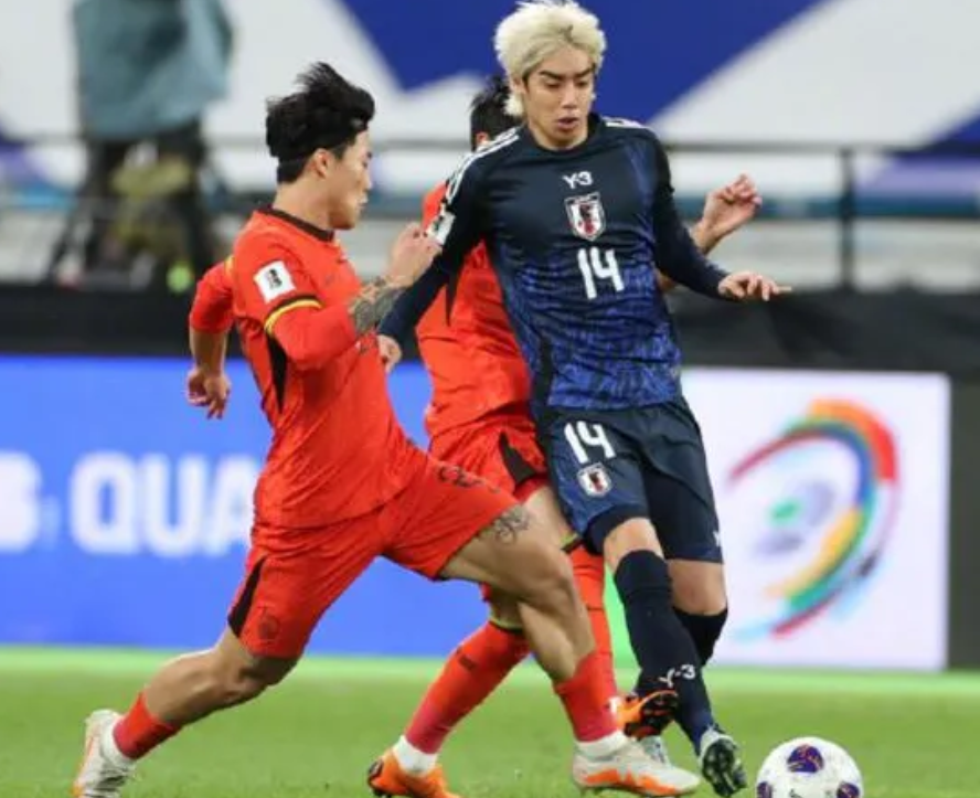 日本队对国足威胁最大的是谁？
很多球迷认为不应该是那个梅开二度的小川航基吗？其实