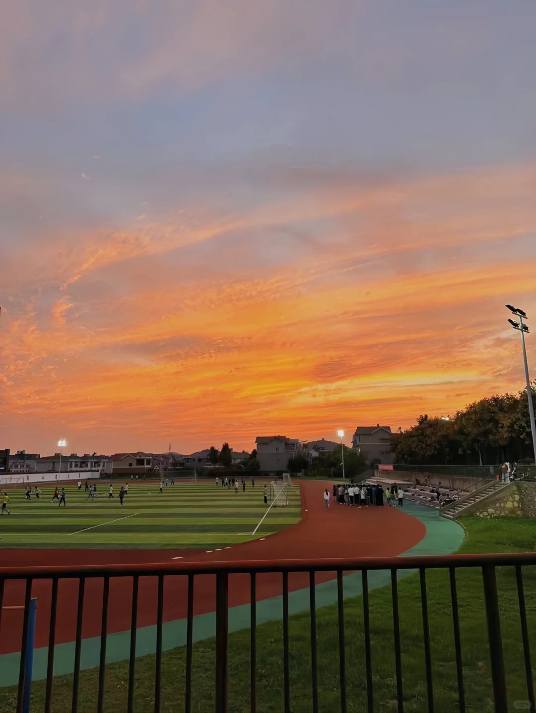 如何一眼分辨校园中的本科生和研究生
突发奇想地想到这个问题
为什么有些人一眼就能