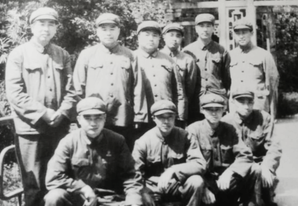 上世纪70年代的一年冬天，南京军区副司令聂凤智中将刚刚返城，家里却无煤可烧。军区