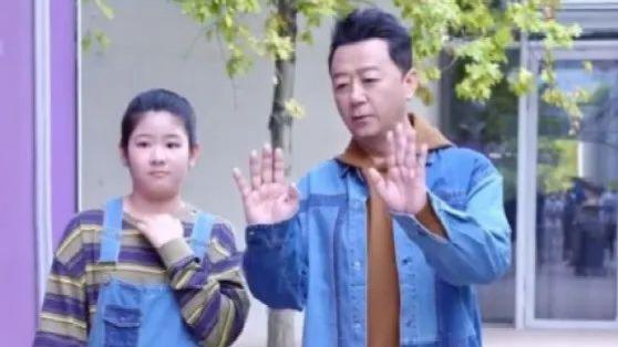 郭涛罕见携女儿走秀，女儿五官粗犷和爸宛如复制粘贴，12岁身形高大比180郭涛还要壮