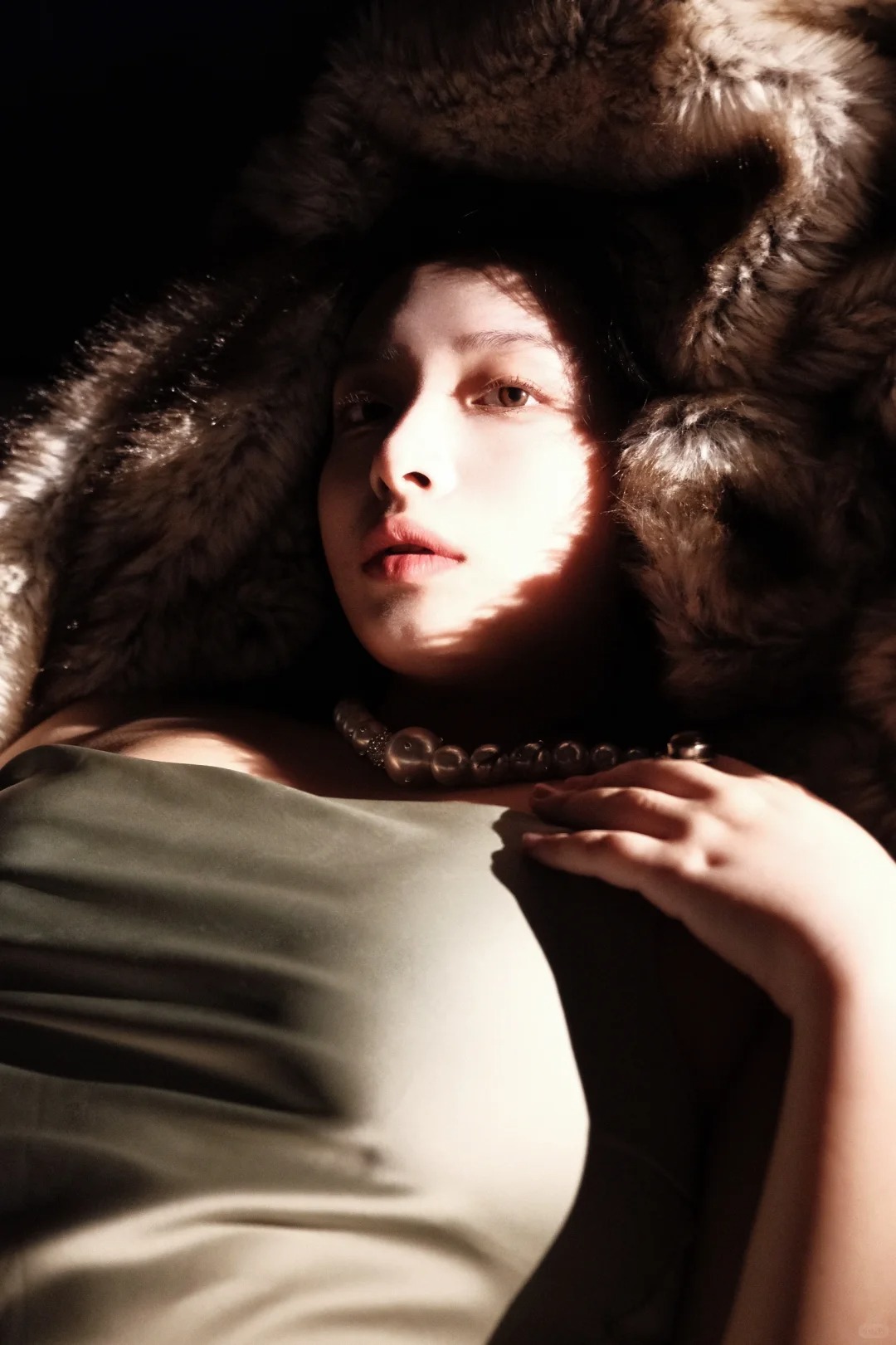 嘘🤫别让我妈看见了
在西班牙的酒店里我姐给我拍的，光是床头灯💡
她叫我眼神迷