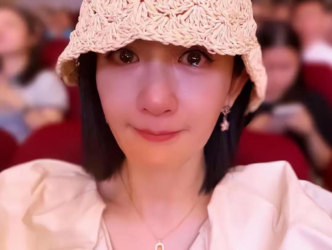 #谢娜坚强# 谢娜近日发文，透露家中三个孩子接连生病住院，甚至有三天需同时输液，