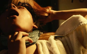 我以为自己娶了贤妻，却在一次早回家后，被眼前场景惊呆。