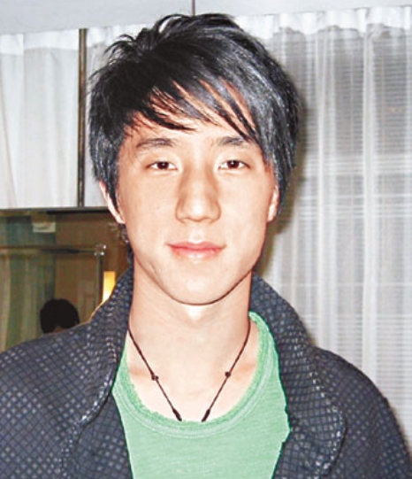 成龙看不上他儿子房祖名，嫌他在谈恋爱上太用心，是个恋爱脑。
看了成龙年轻时候的访
