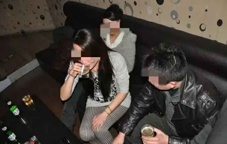 一个也别跑不掉！黑龙江哈尔滨，男子在歌厅唱歌，期间女经理主动来到包厢敬酒，男子很