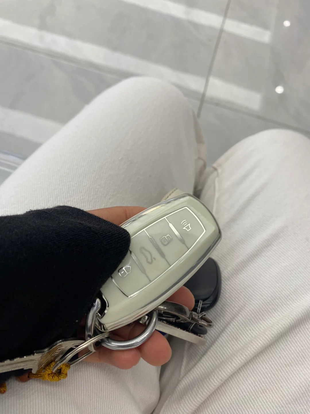 车被偷
这年头居然还有人偷车震惊我了，车放地下车库，早上我对象下去一看车没了，半