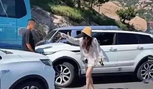 已经好几天了，搁平常，打人的这女的祖宗八代怕是都扒出来了，总有认识的人会爆料，但