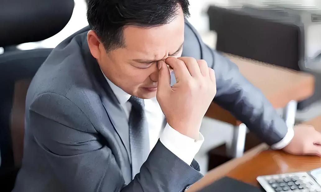 新疆，男子借妻子妹夫的名字买房，给他转了90万，不料，买完房后，妹夫拒绝过户，说