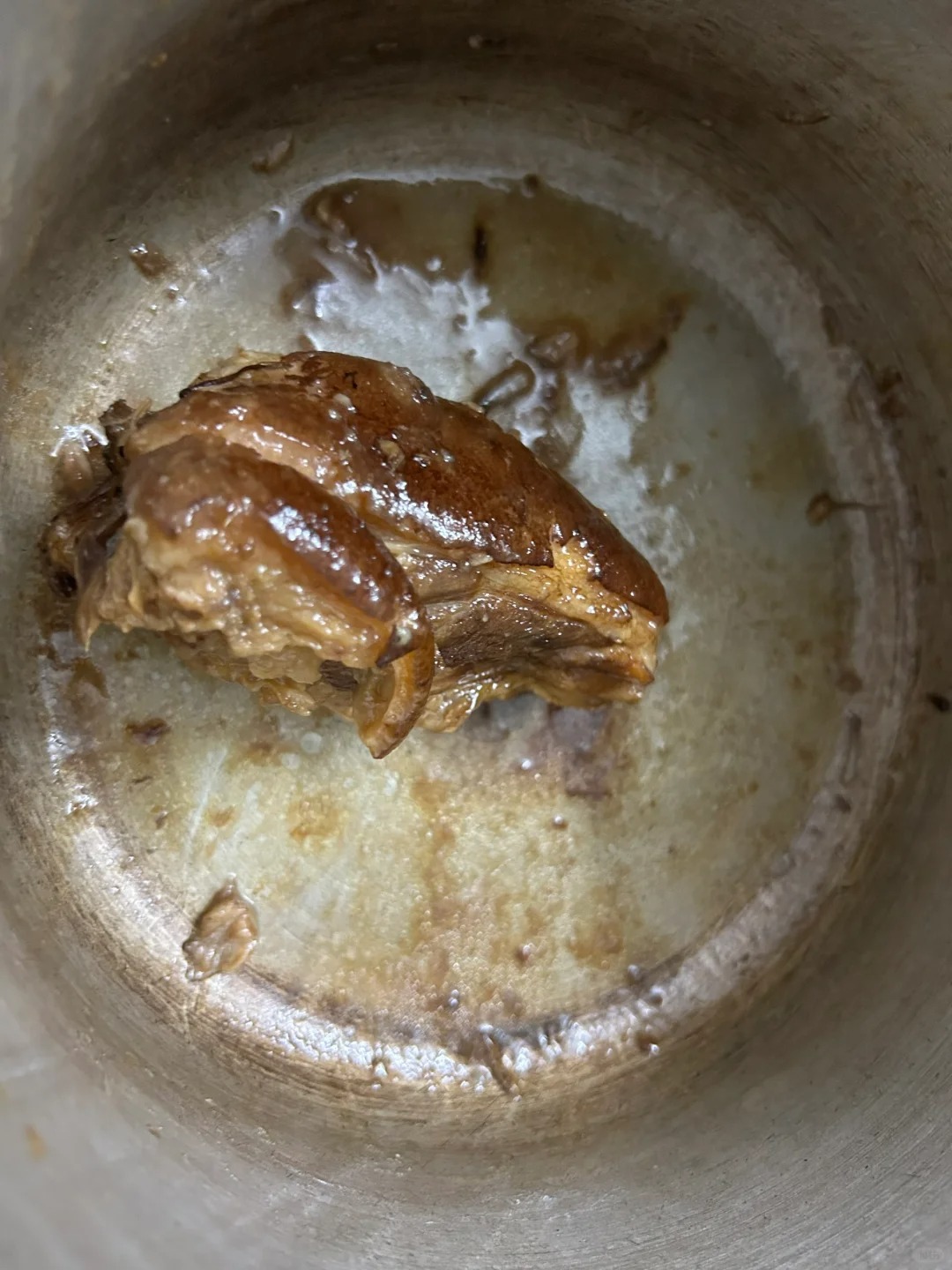 妈妈做的最后一块猪脚
吃完就再也没有妈妈给我做的菜了 可是不吃又怕坏 妈妈说浪费