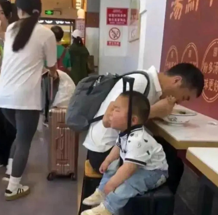 爸爸看样子是真饿了！哈哈哈哈 [大笑][大笑][大笑][大笑][大笑]