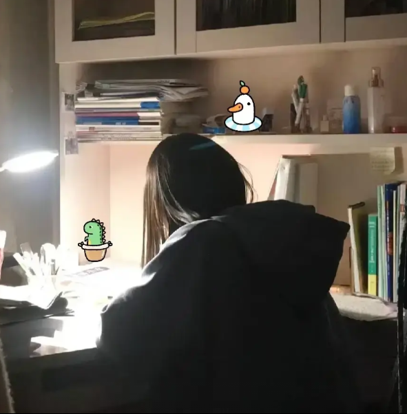 初一就这样熬夜
，要熬到什么时候?
孩子上了初中，
刚开始还挺开心的。
10点能