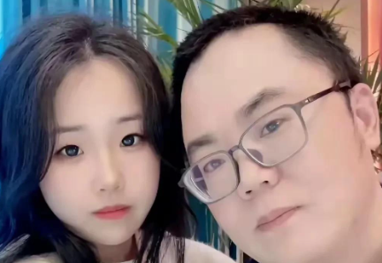 吴佳琪与闺蜜在泰国失联后，其父吴卫东孤身跨国救女，仅四天就成功带回两人！今日凌晨