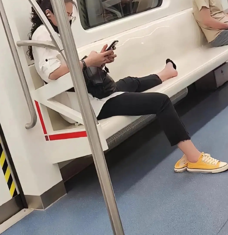 地铁上的一幕，让人觉得不太舒服，这女的太随性了