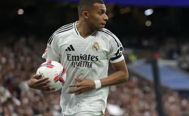 身边人透露：姆巴佩有精神问题，已经好几个月了。
据队报消息，姆巴佩的身边人透露，