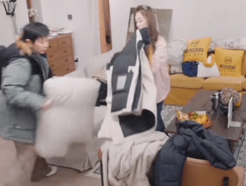 蔡明被李小冉气的摔了抱枕！
被李小冉气到的人不止刘晓庆，还有蔡明！！！
在最新一