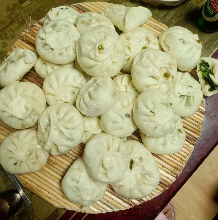我老家是山东鲁西北的一个小县城，从小到大都是吃饺子不炒菜。
小的时候家里穷，吃饺