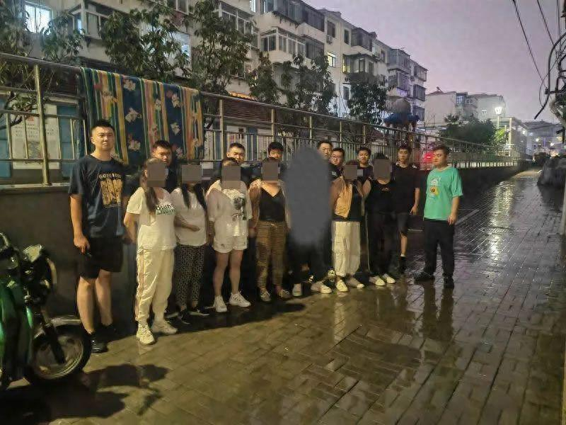 警方居然用无人机抓了6个站街拉客的！这事儿发生在大海阳立交桥附近，为了搜集证据，