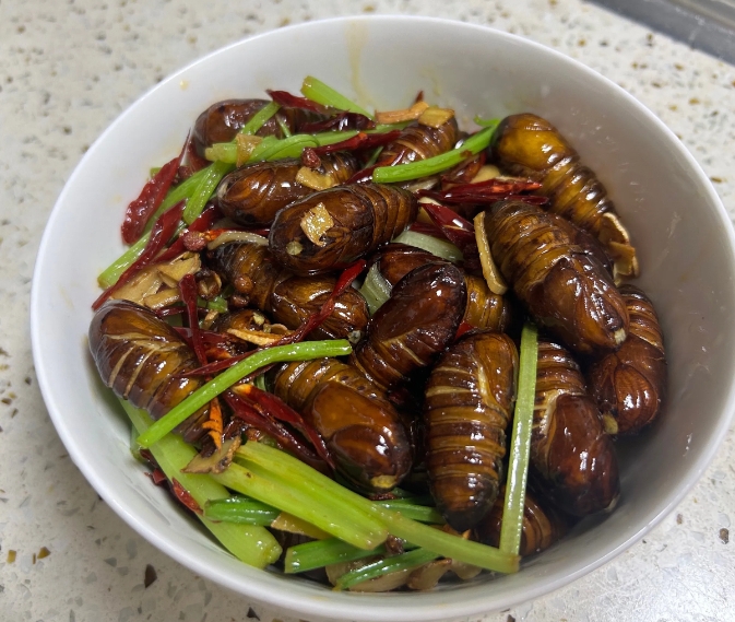 中午到朋友家蹭饭，一盘菜端上来，吓得我不敢动筷。

朋友是东北的，说她们当地非常