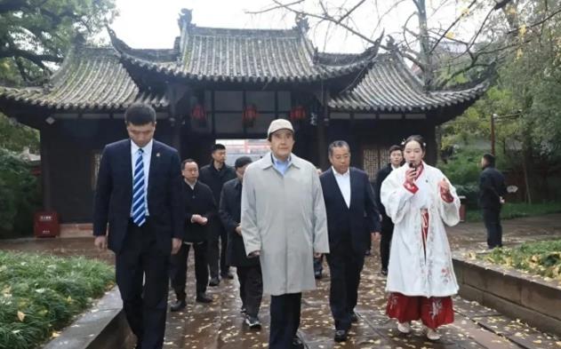 马英九今天赶赴四川眉山参访三苏祠，马英九在参访过程中表示，苏轼母亲教导苏轼做官要