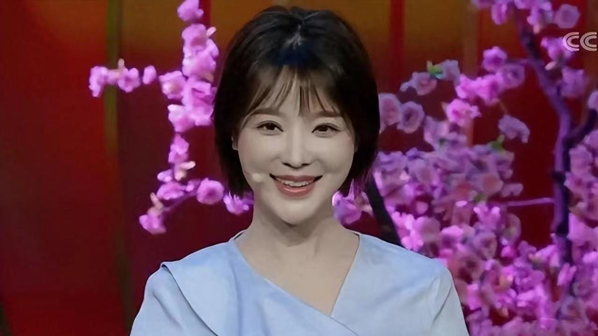 她比董卿美比周涛有才华，却不顾父母反对嫁大12岁导演，幸福了吗