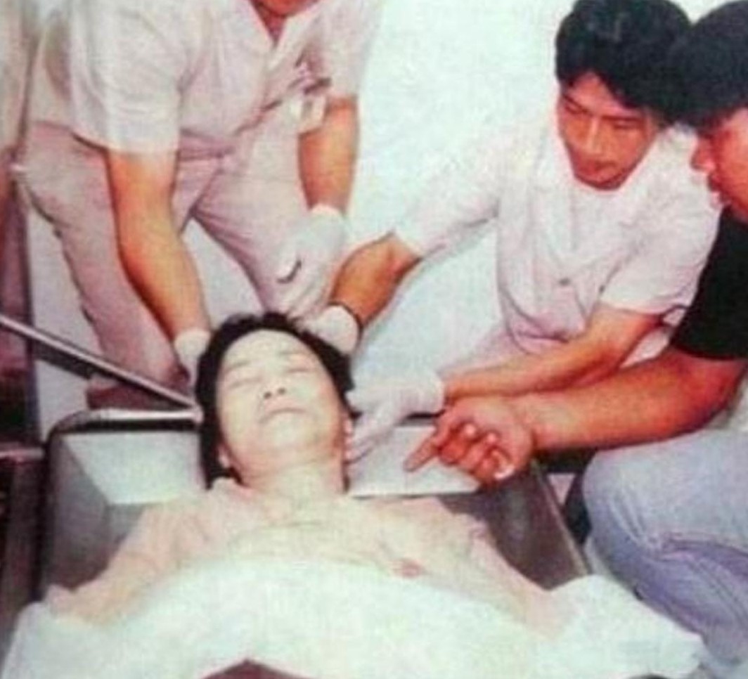 1995年，当巨星邓丽君在泰国清迈突然去世时，整个华人世界都陷入了巨大的悲痛之中