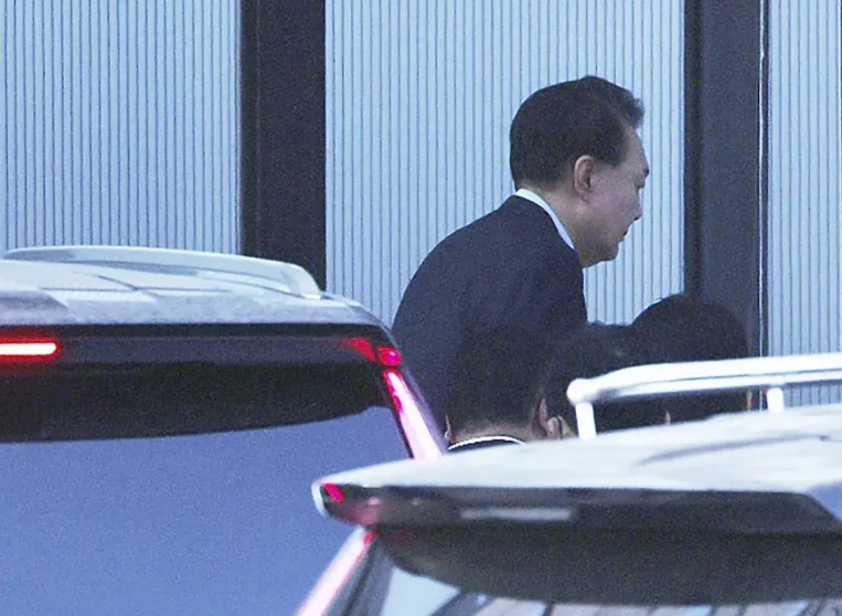 尹锡悦这事，还不算完，还得关注几个点。
一个是第二次拘捕实际上尹锡悦一方并没有进