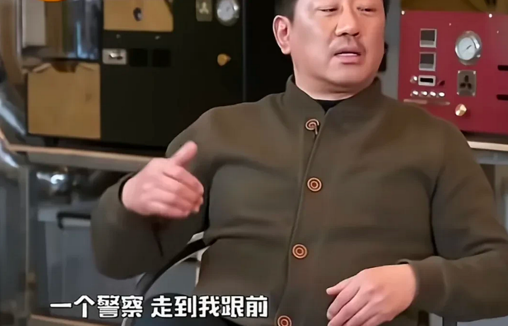 演员丁勇岱说：“在北京站，我有一次进站，一个警察走到我跟前，他突然就下意识的做了