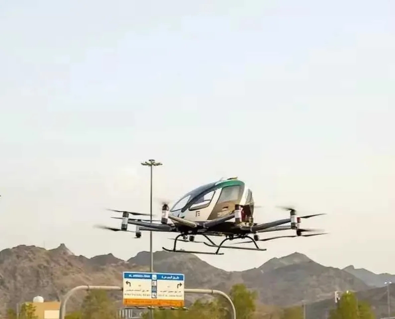沙特成为咱家的高科技试验场。
一项名为“空中出租车”的无人驾驶电动航空器在麦加完
