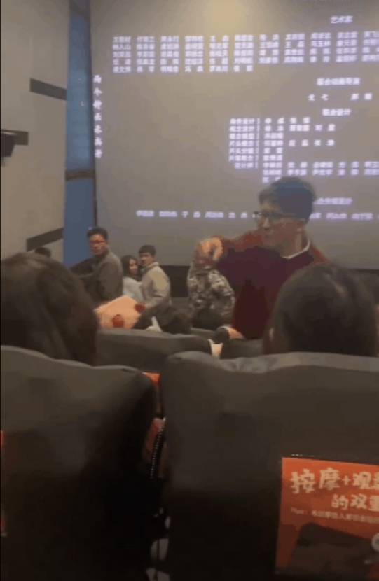 忍无可忍了！武汉，一名男子看完电影后，本该起身离开，万万没想到，他转身对着身后2