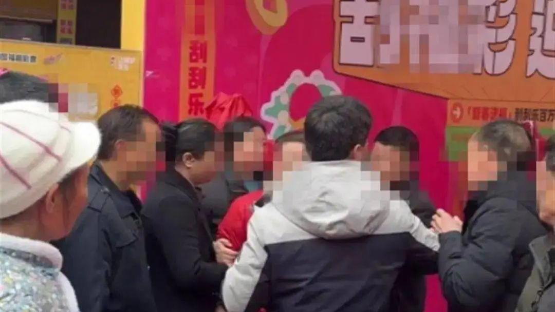 彩民刮中百万大奖，彩票被售卖点抢回？当地官方回应