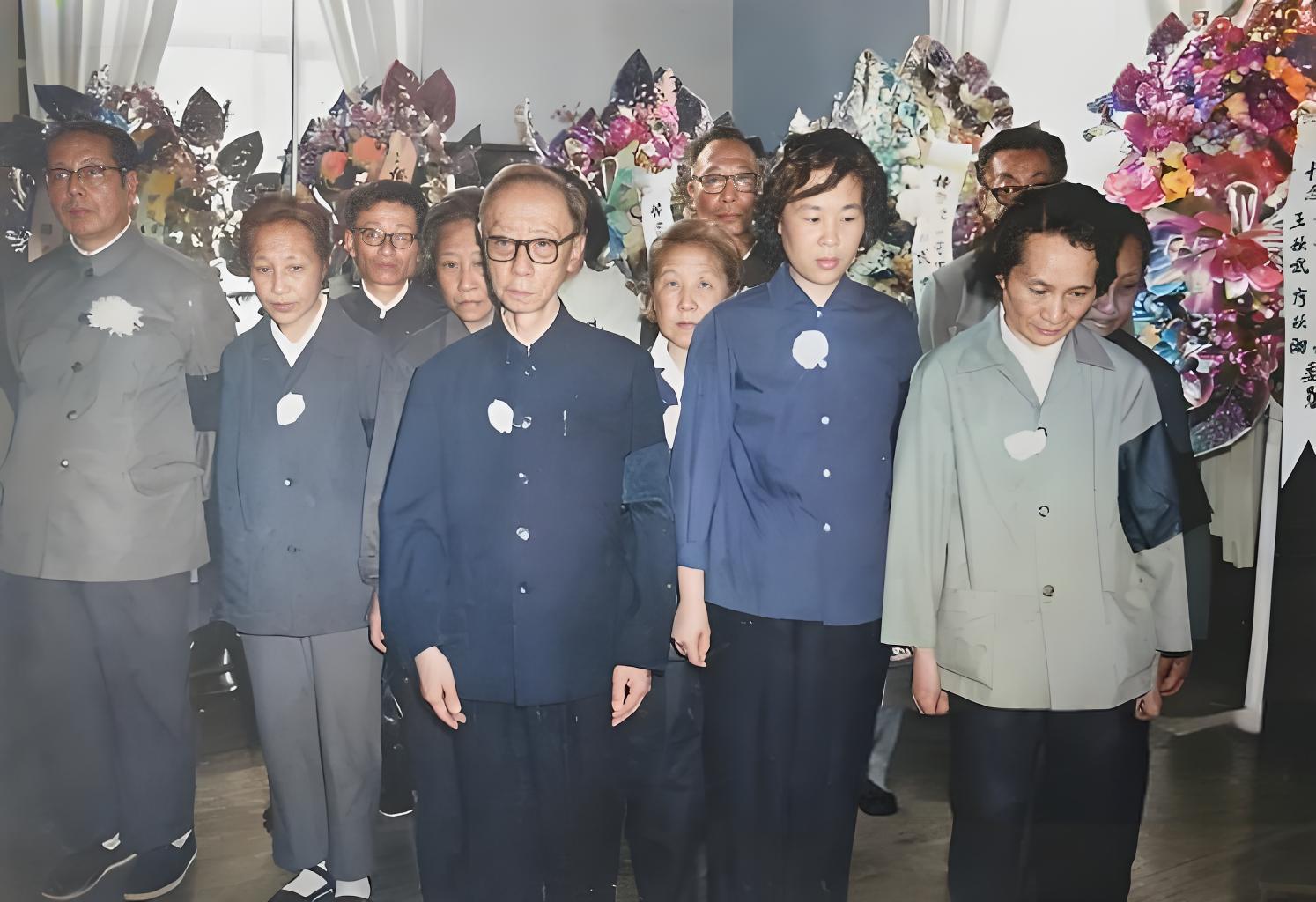  1980年5月29日，溥仪的亲属在追惇会上追悼会上，弟弟溥杰神情肃穆，妻子李淑贤悲痛欲绝