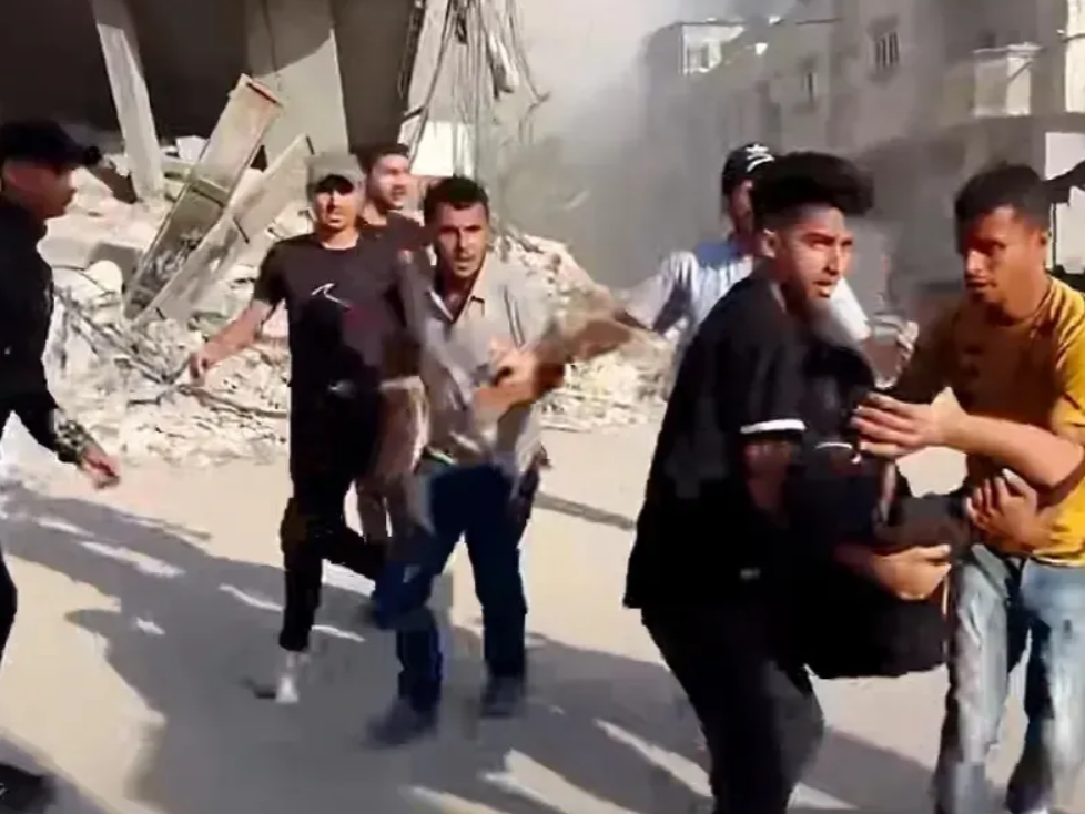 以色列和黎巴嫩的事儿闹大了！

就在中东，内塔尼亚胡非得把军队派到黎巴嫩那边，还