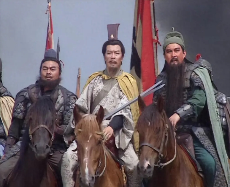 刘备明明不善武艺，为什么敢和关羽，张飞夹攻吕布？
刘备明明知道在战场上一寸短一寸