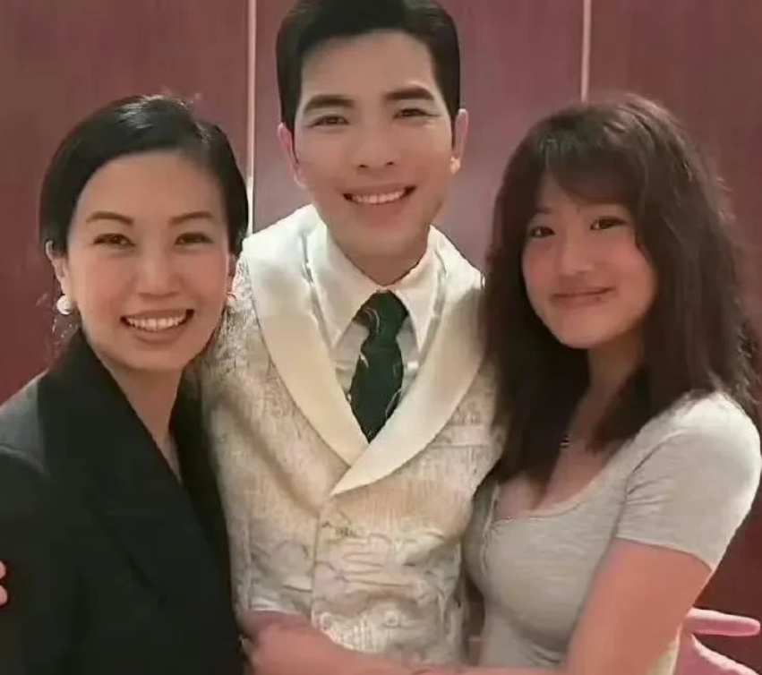 贾静雯的全家福以及贾静雯大女儿和萧敬腾夫妇的合照，感觉贾静雯把孩子们都养的非常好