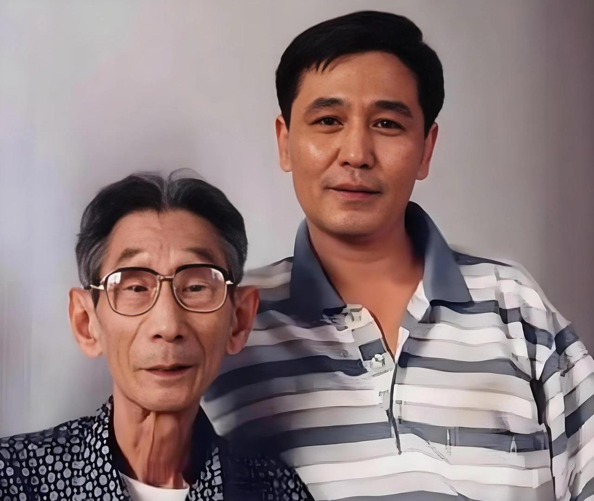 90年代，时光仿佛在那一刻悄然定格，为我们留下了相声名家马三立和儿子马志明的一张
