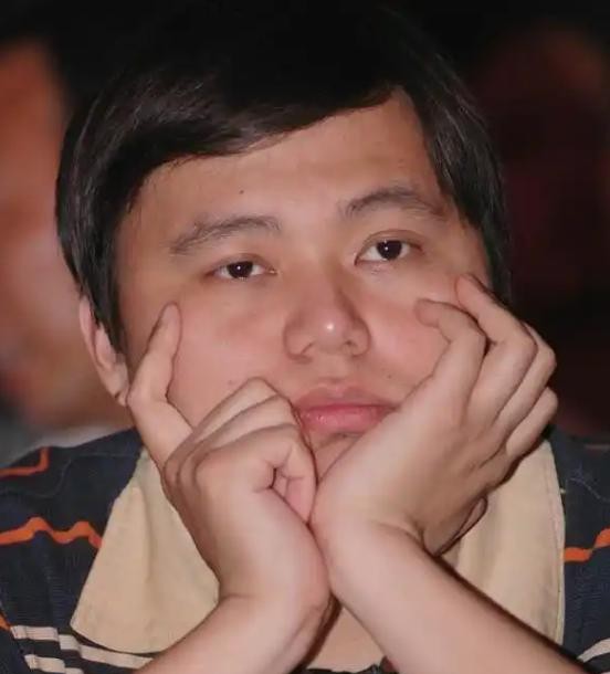 2006年，广东顺德海关的小公务员石悦在工作之余，意外发现自己的银行账户多了41