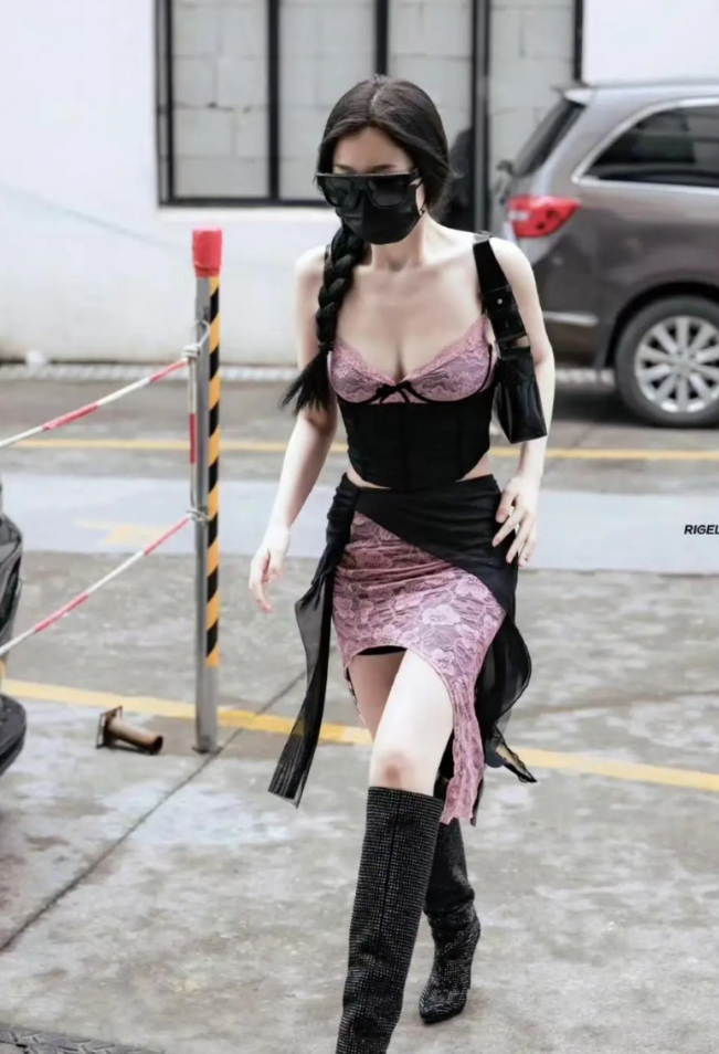 遮挡得这么严实，有人能认出来这是哪位大明星吗？