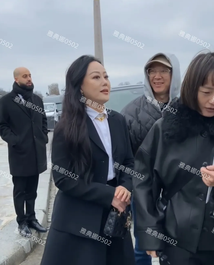 巴黎偶遇章小蕙，60岁的她本人不算年轻但很有气质和风韵，她头发乌黑浓密发量充盈，