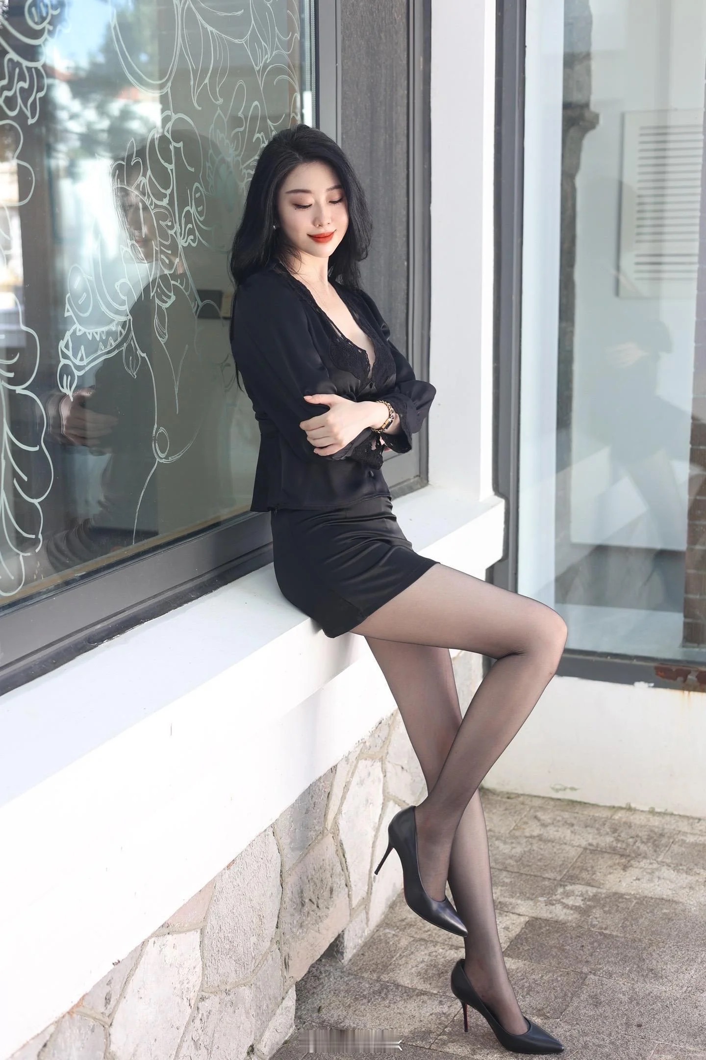 黑丝短裙配黑上衣，高跟加持，尽显优雅性感风。
