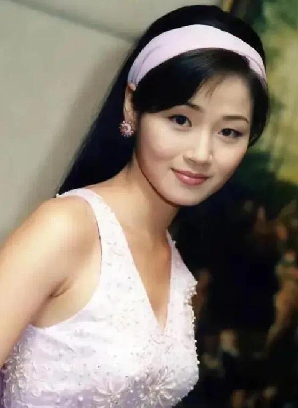 “香港第一美腿”闪婚，被宠20年无子嗣