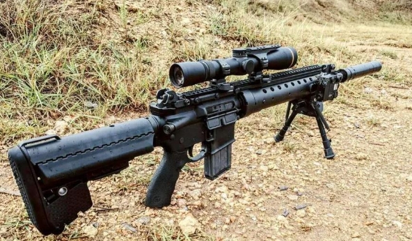 MK12狙击步枪是SR-25的变形枪，也是一种多用途步枪，在外形上与MK11有些