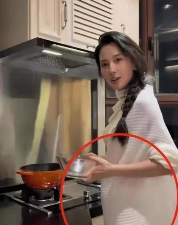 娱乐圈又添重磅消息！53 岁的摇滚传奇汪峰，在音乐之路上一路高歌猛进，如今家庭生