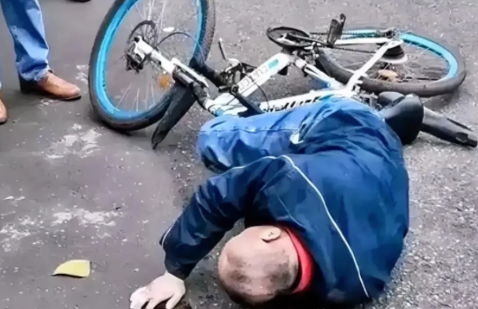 “太奇葩了！”山东，一老人骑自行车摔倒后突发疾病，旁边两名路人见状，拨打了急救电