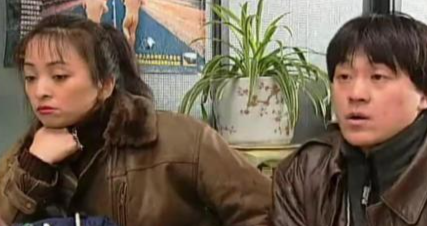 1997年，兜比脸干净的何冰被海归同学李海洋表白：“你都30多了还单着呢，别说姐