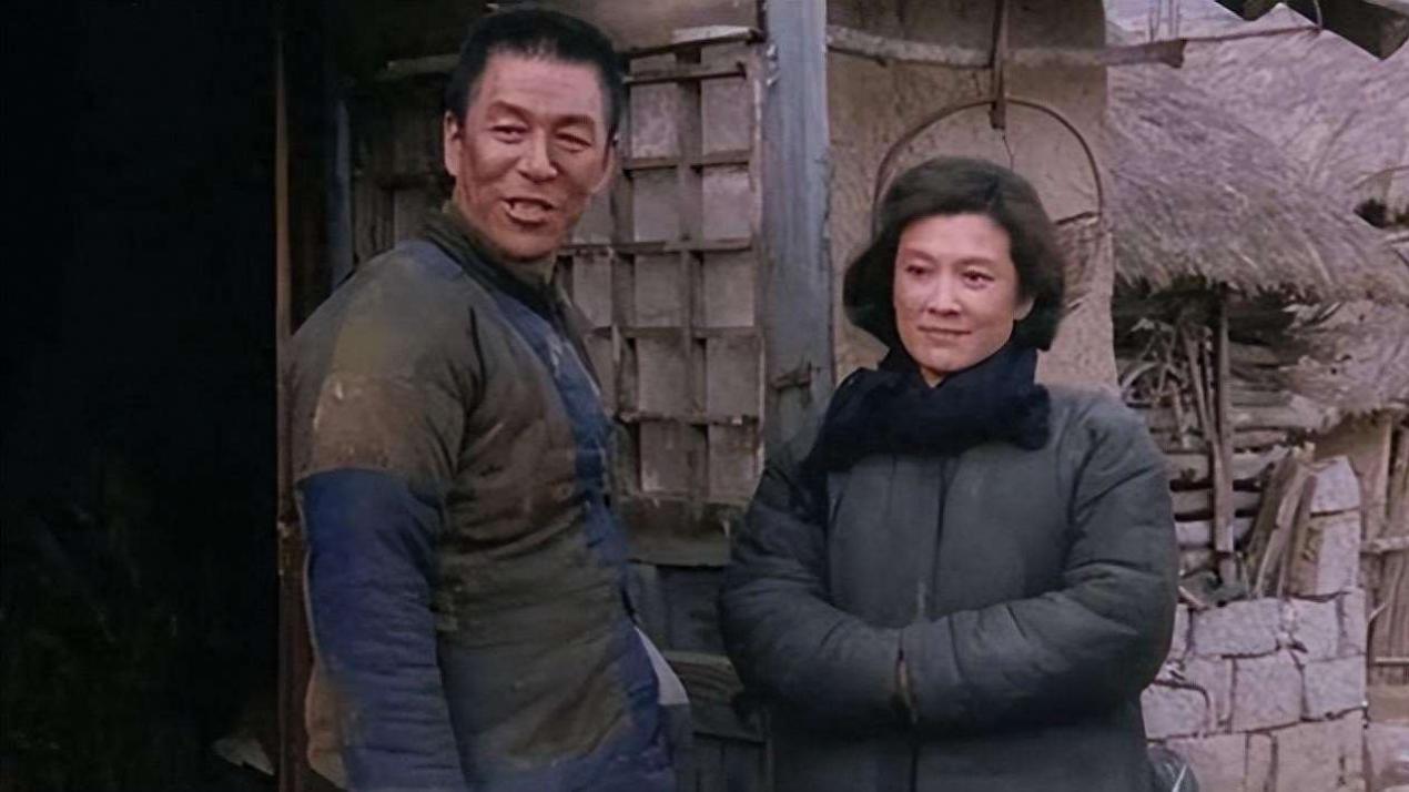 岳张洪杰带瘫痪妻子拍戏，被儿女吸血，曾坦言：身后十几匹狼！