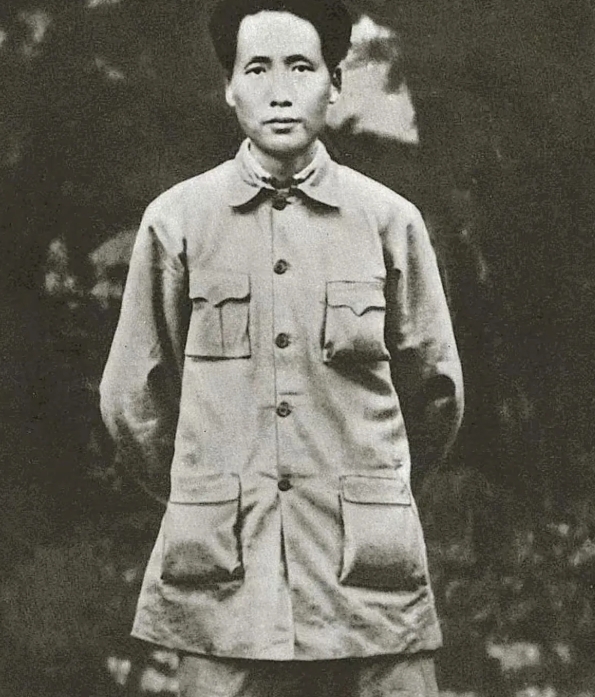 这是38岁的毛泽东主席的照片。很年轻，很英俊。

当时已经在苏区当了临时中央政府